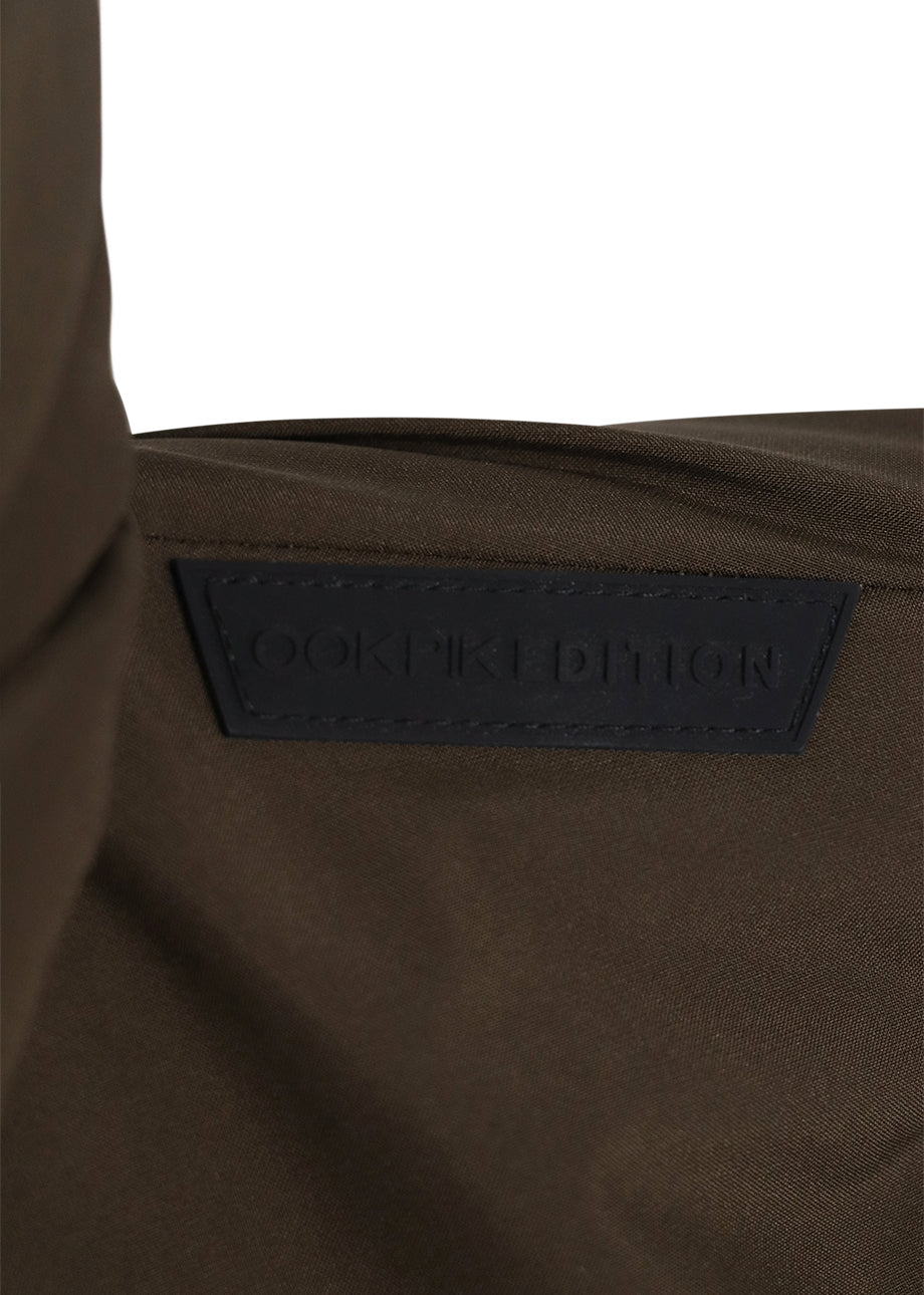 OOKPIK-STUART-LEAF LOGO ON SHOULDER DETAIL
