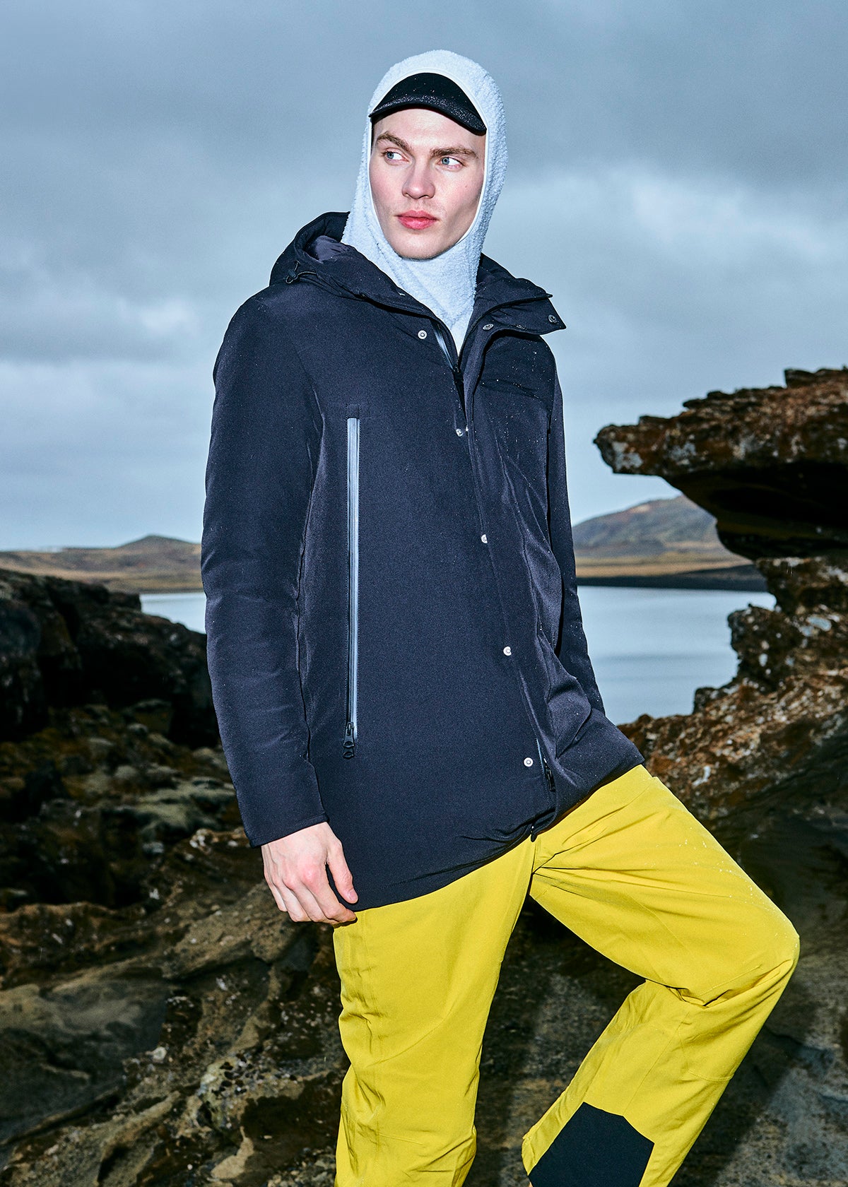 OOKPIK-ICEBERG-BLACK-model in iceland hotoshoot
