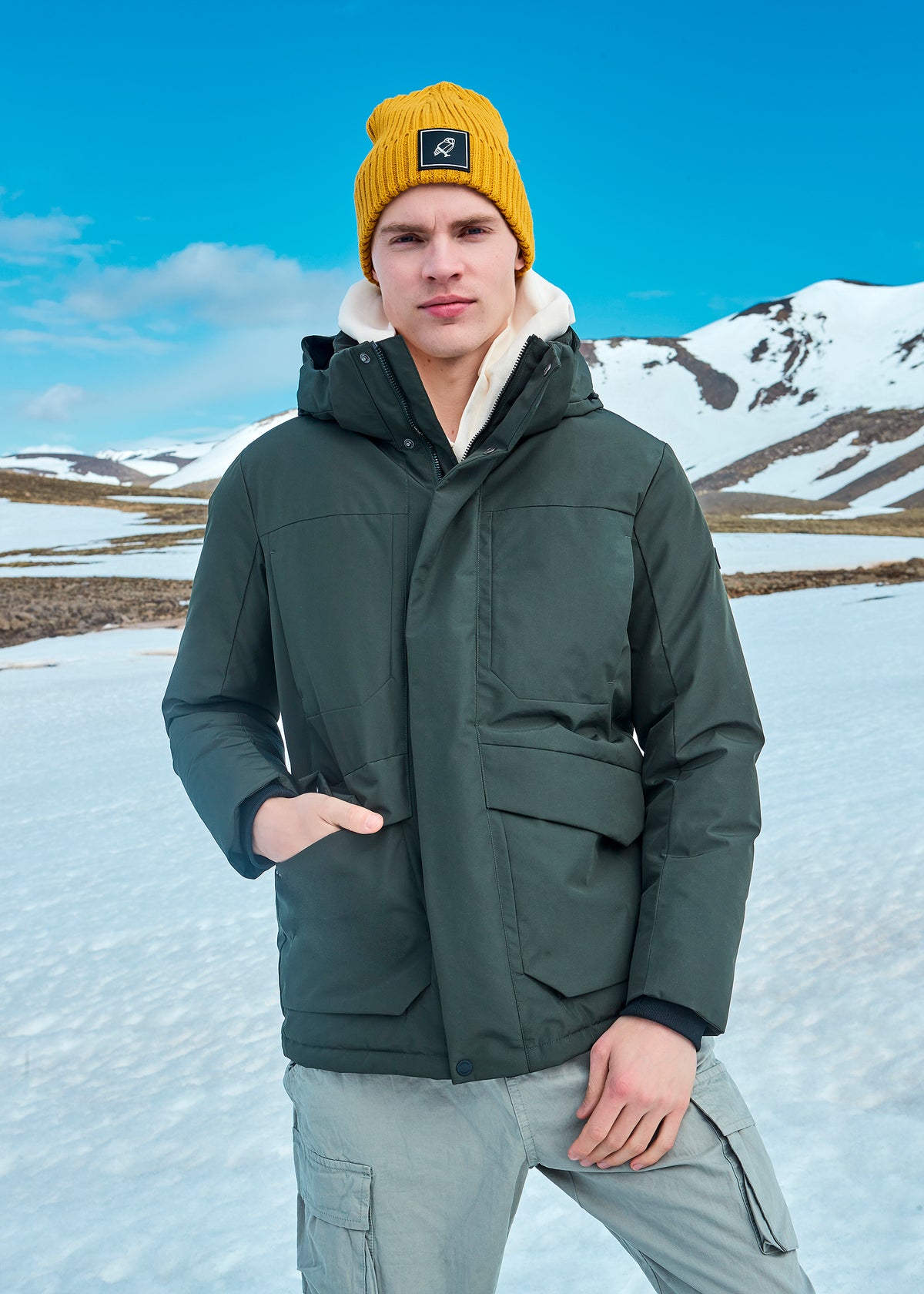 OOKPIK-roberto-green Roberto in Iceland with model