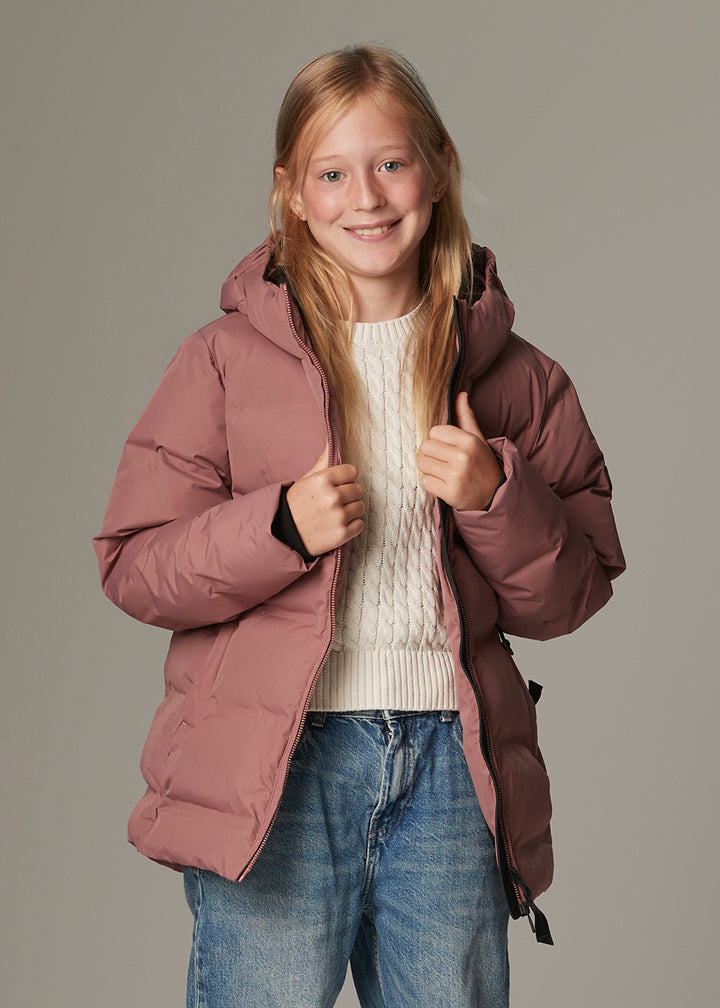 MODEL IN AN OOKPIK-HAMPTON-ROSE